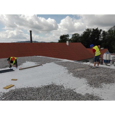 Plochá střecha přitěžovaná